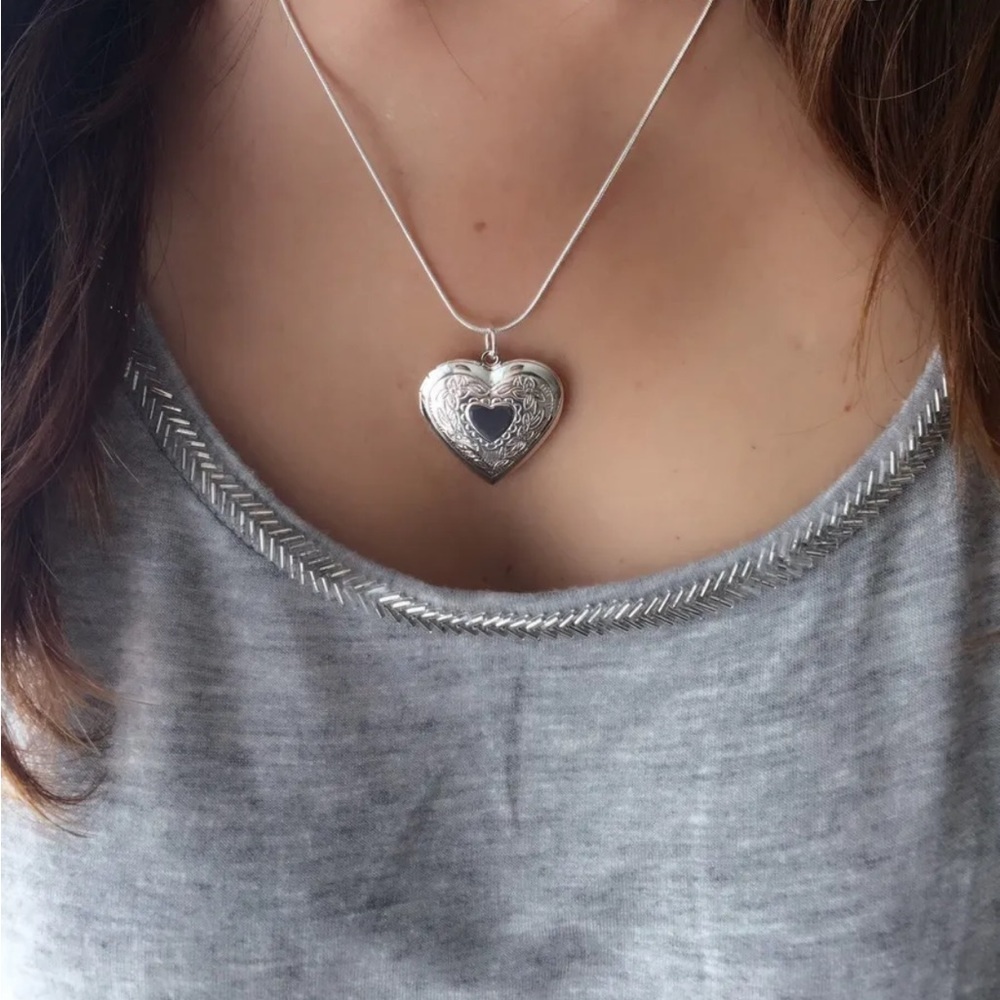 Silver Heart Necklace,
Locket Photo Picture Pendant 18"‼️FINAL